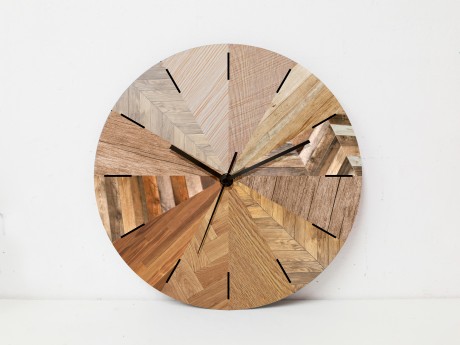 שעון קיר עגול בטקסטרות עץ מגוונות בסגנון נורדי