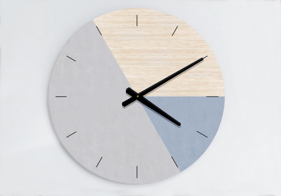 שעון עץ מעוצב בסגנון נורדי - בהדפס גאומטרי בשלושה צבעים רכים המתאימים לסלון או לחדרי הבית