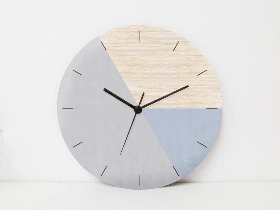 שעון עץ מעוצב בסגנון נורדי - בהדפס גאומטרי בשלושה צבעים רכים המתאימים לסלון או לחדרי הבית