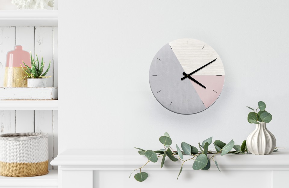 שעון קיר גדול עגול מעץ בעיצוב סקנדינבי בגווני אפור ועץ