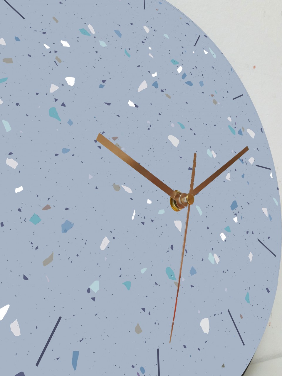 שעון עץ עגול בהדפס טראצו בגווני כחול מעושן