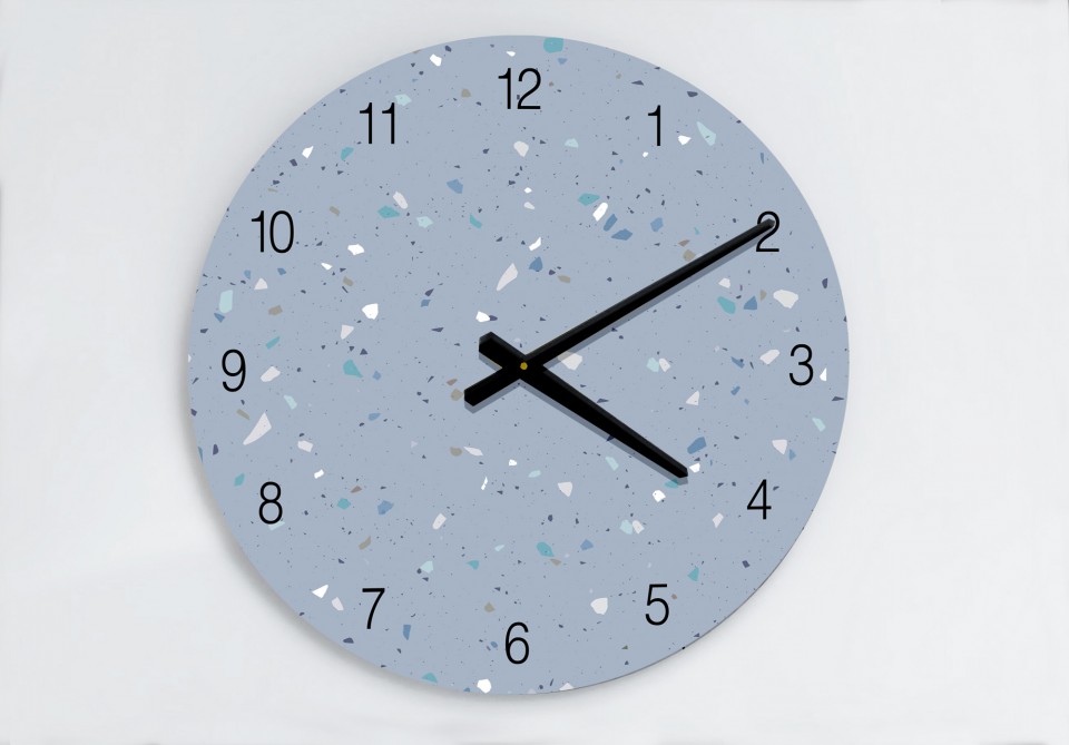 שעון קיר מעוצב למשרד ולקליניקה - שעון עץ עגול בהדפס טראצו בגווני כחול מעושן