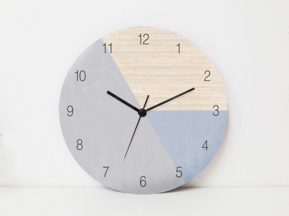 שעון קיר גדול עגול מעץ בעיצוב סקנדינבי בגווני אפור ועץ