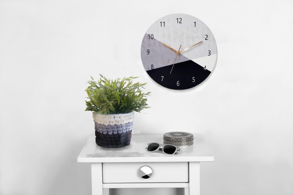 שעון עץ עגול גדול - שעון קיר לסלון בעיצוב שחור ולבן