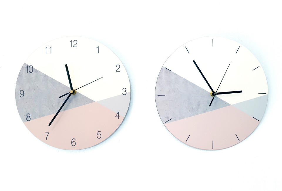 שעון קיר בעיצוב נורדי מתאים לחדר של נערה - שעון עץ עגול בגווני אפור וורוד מעושן