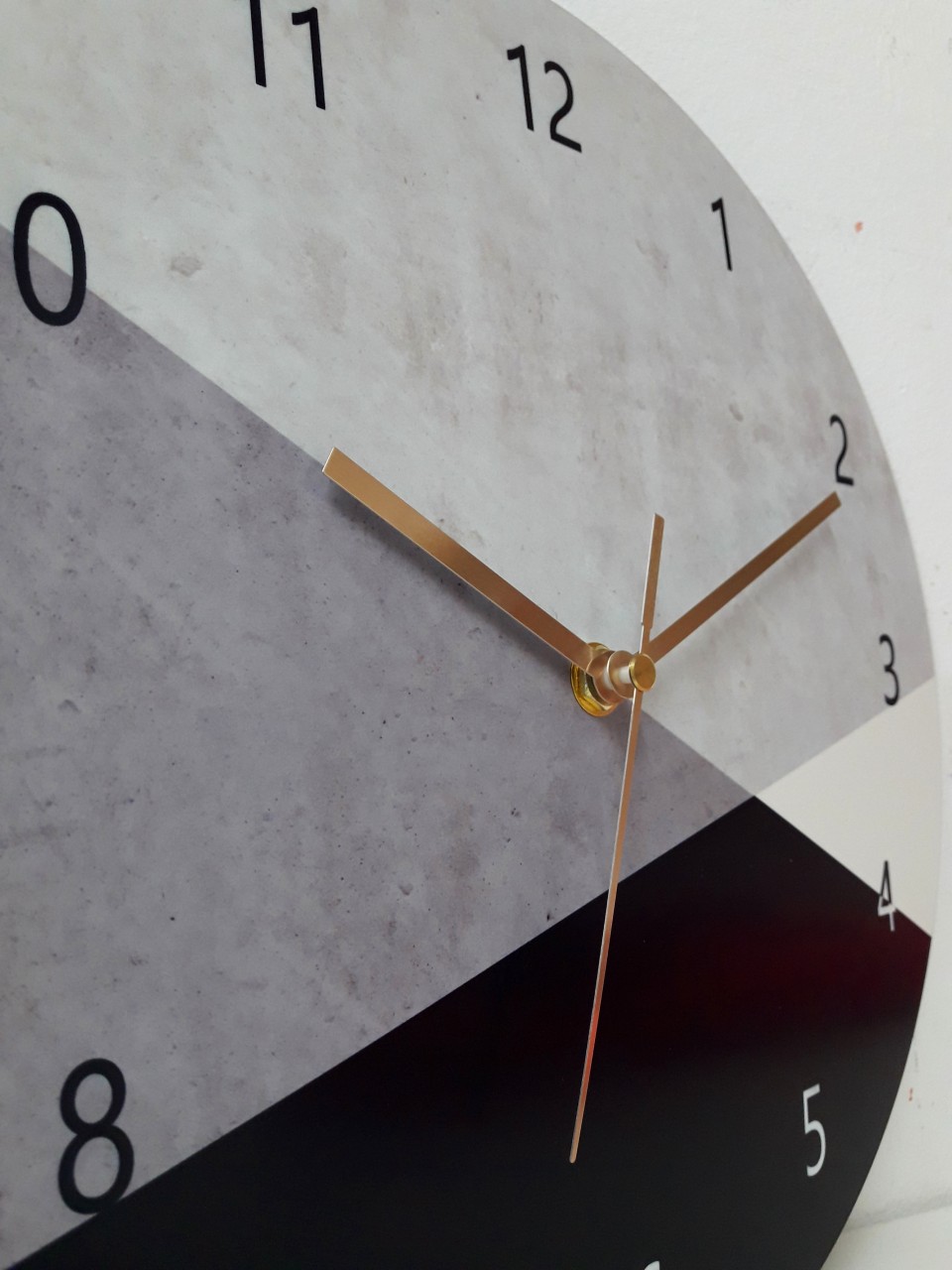 שעון עץ עגול גדול - שעון קיר לסלון בעיצוב שחור ולבן