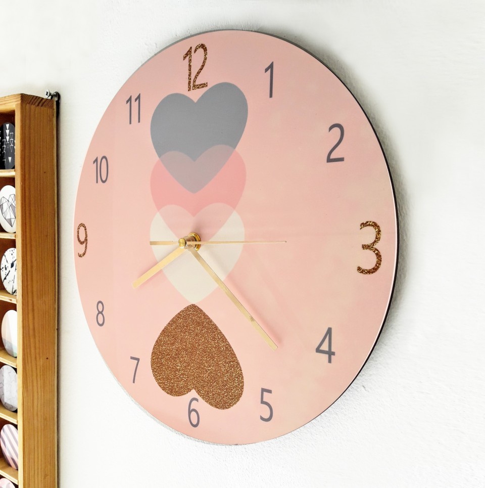 שעון קיר מעוצב בהדפס לבבות לחדר ילדות