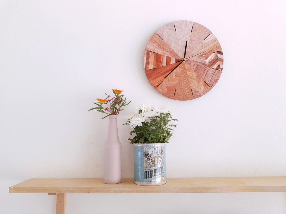 שעון קיר עגול מעץ עם דוגמאות עץ מגוונות
