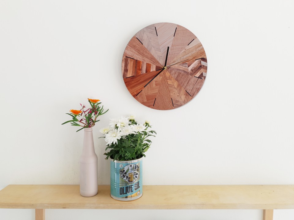 שעון קיר עגול מעץ עם דוגמאות עץ מגוונות