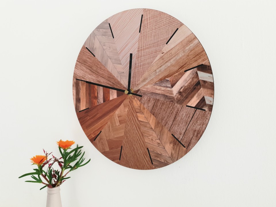 שעון קיר עגול בטקסטרות עץ מגוונות בסגנון נורדי