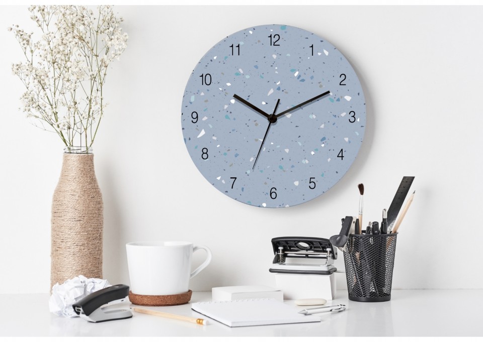 שעון קיר מעוצב למשרד ולקליניקה - שעון עץ עגול בהדפס טראצו בגווני כחול מעושן