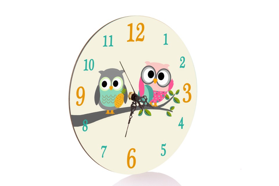 שעון עץ לחדר ילדים בהדפס זוג ינשופים עם ספרות ומנגנון שקט